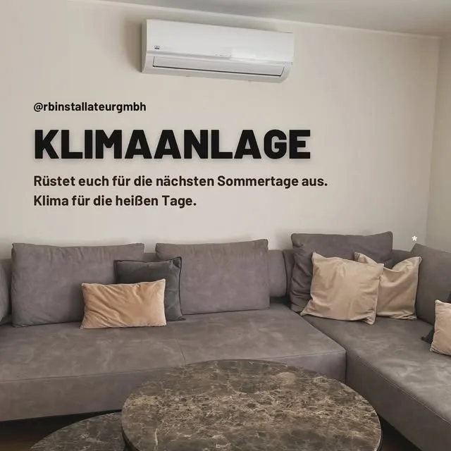 Wohnraum mit einem weißen Wand-Klimagerät über der Couch